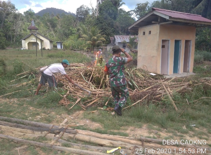 Babinsa Bersama Warga Melaksanakan Karya Bhakti Pembersihan Jalan Desa
