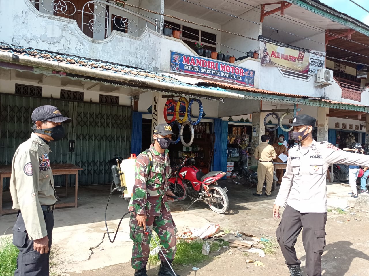 Babinsa Bakau Laksanakan Penyemprotan Disinfektan, Antisipasi Penyebaran Claster Virus Baru