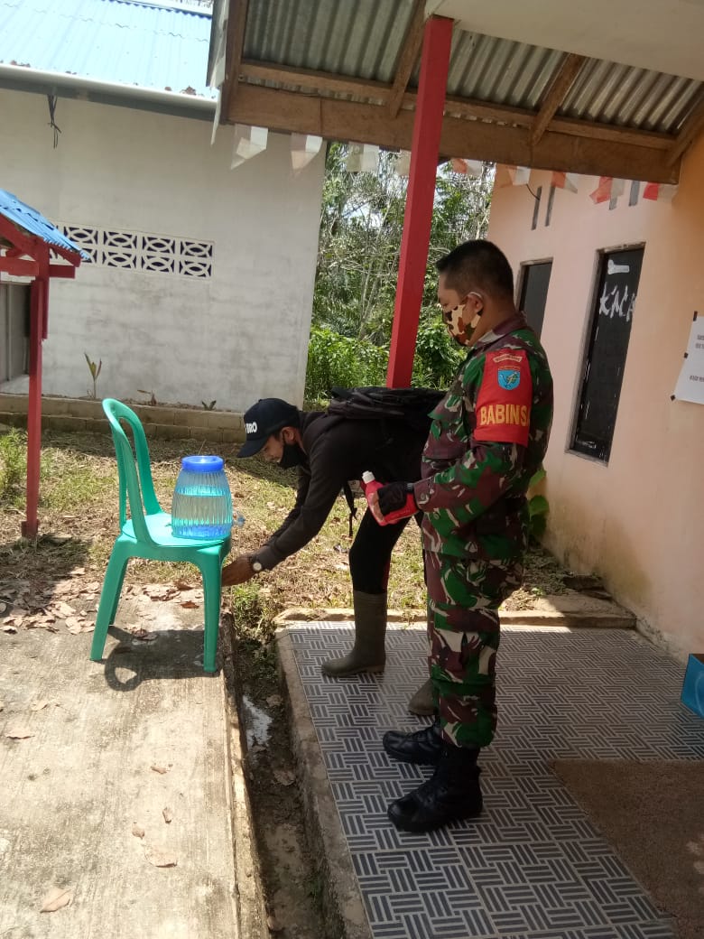 Babinsa Sengah Temila Aktif Ajak Warga Terapkan Prokes 