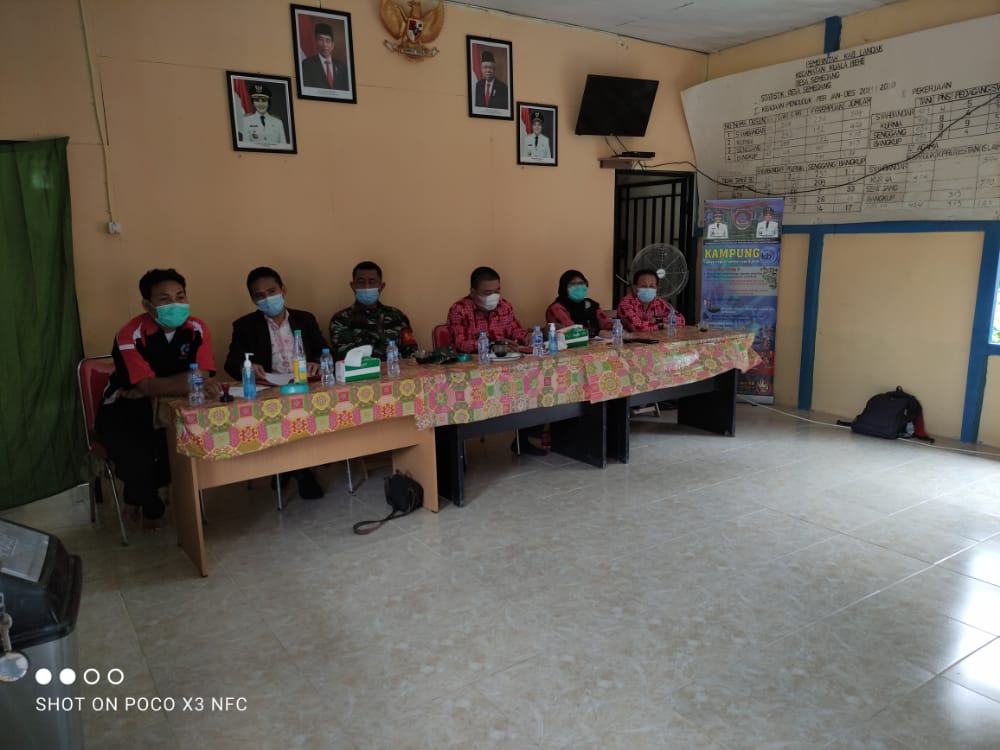 Tinjau Posko PPKM di Semedang, Koramil Air Besar dan Satgas Covid-19 Peragakan Penggunaan APD 