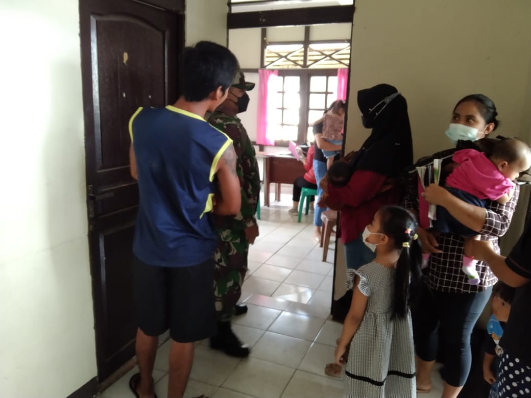 Babinsa Toho Dampingi kegiatan Posyandu di Desa Sambora