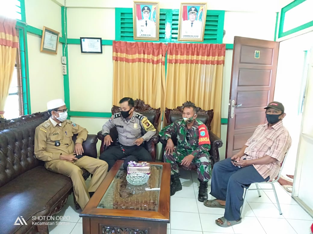 Babinsa Jungkat Komsos dengan Perangkat Desa Wajok Hulu