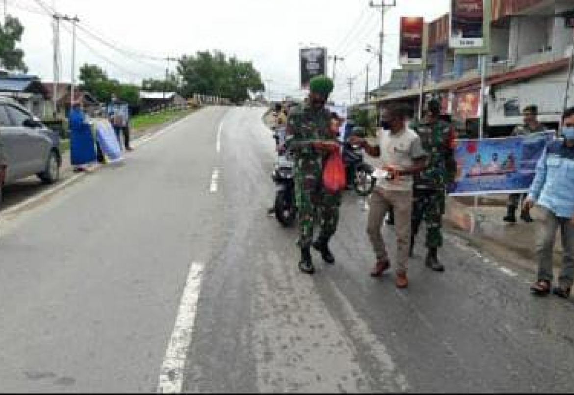 Berbagi Masker Gratis oleh Babinsa dan Bhabinkamtibmas untuk Cegah Covid-19 di Desa ini