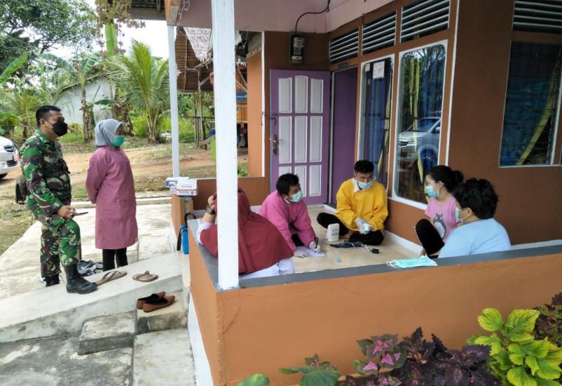 Danramil Sengah Temila Hadiri Vaksinasi Bagi Babinsa Toho Dampingi Petugas Puskesmas Laksanakan Tes Swab VCRPelayan Publik dan Lansia Di Aula Desa Sidas