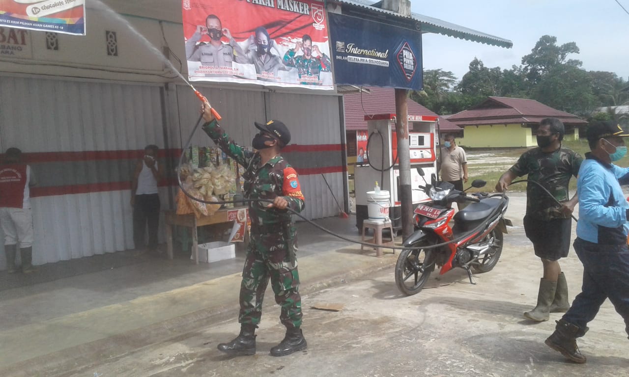 Koramil Mandor bersama Satgas Covid-19 Lakukan Penyemprotan Disinfektan di Kayu Ara