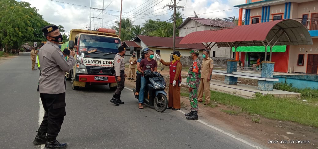 Koramil Jungkat Razia Masker di Segedong