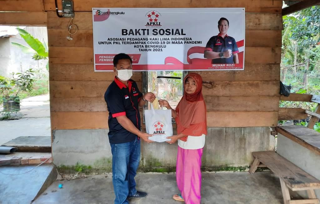 APKLI Kota Bengkulu Bagi Sembako untuk PKL Terdampak Covid-19