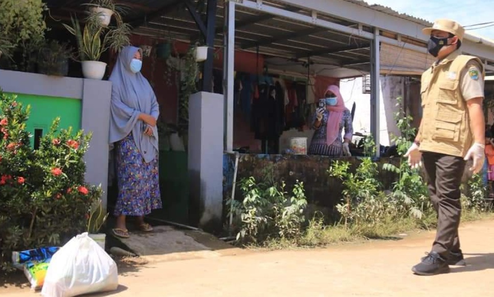 Kunjungi Warga Isoman, Wawali Dedy Beri Semangat dan Paket Sembako