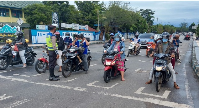 Cegah Covid-19, Pengendara Diminta Jaga Jarak di Traffic Light