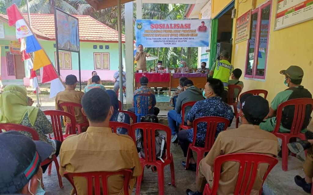 Camat Pino Raya Pimpin Sosialisasi Permendagri Tentang PPKM di Desa Tanjung Aur II