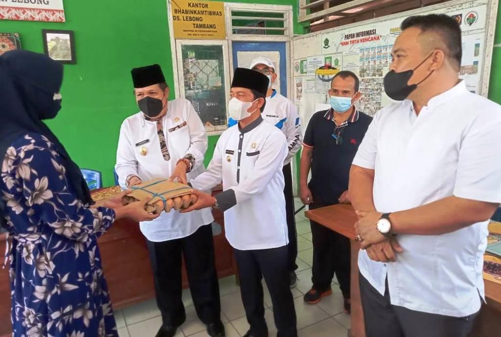 Peduli Warga Isoman, Bupati dan Wakil Bupati Lebong Salurkan Bantuan