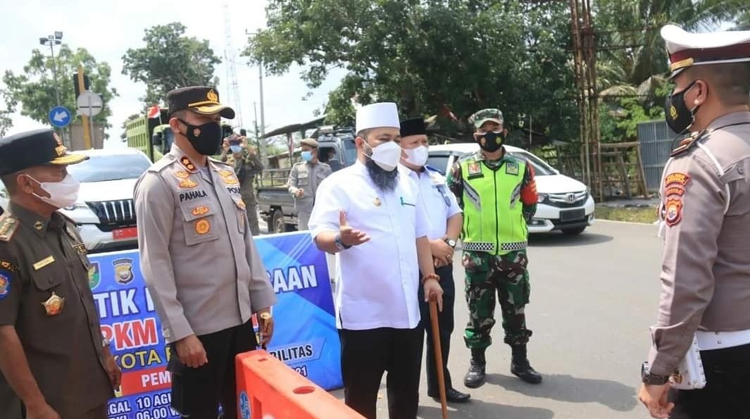 Tinjau Titik Penyekatan,  Wali Kota Helmi Pastikan Kesehatan Petugas Terjaga