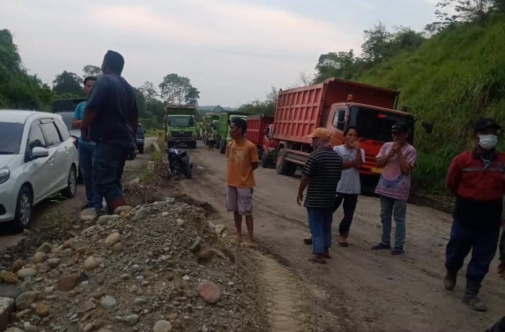 Ratusan Warga Ketahun Hadang Truk Batu Bara, Jalan Hancur dan Berdebu