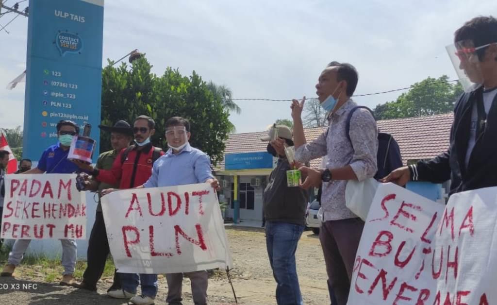 Demo Pemadaman Listrik Berlanjut, Massa Bawa Lampu Kaleng