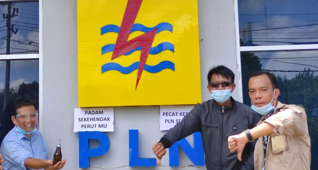 “Pecat Kepala PLN Seluma,” Aksi Demo Warga Akibat Pemadaman Lampu