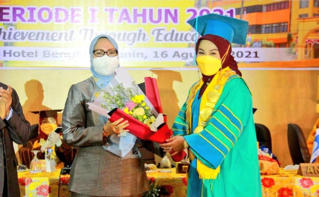 Unived Wisuda 290 Orang Sarjana, Efriza Hardianti Raih Predikat Terbaik