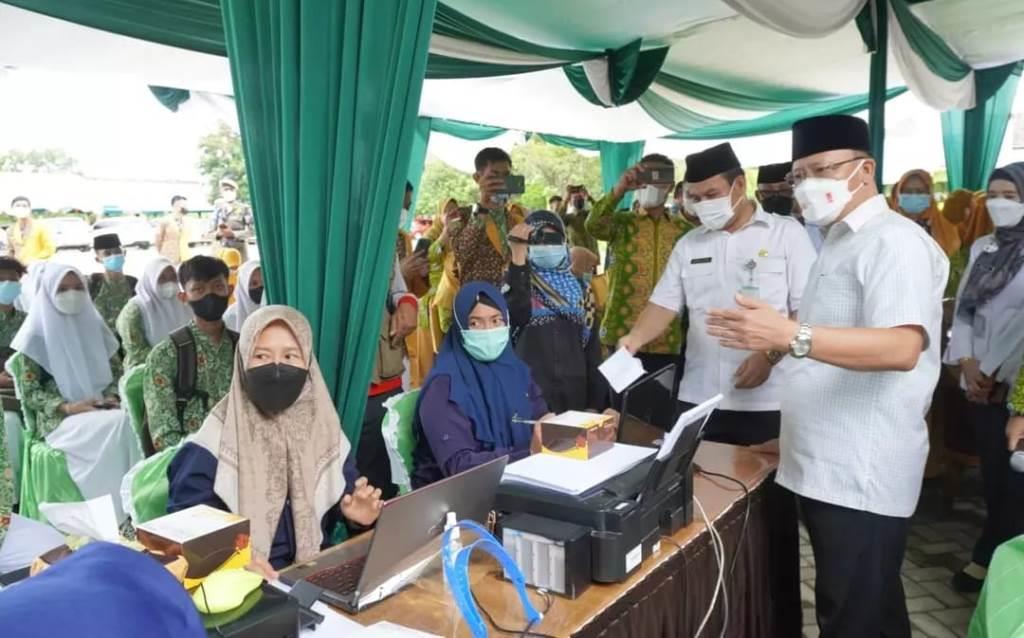 Gubernur Rohidin Tinjau Vaksinasi Pelajar di MAN 2 Kota Bengkulu