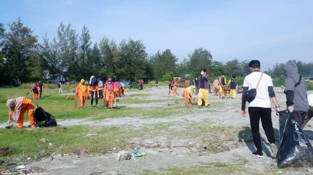 Peringati WCD, Pemkot dan Komunitas Pencinta Lingkungan Bersihkan Pantai