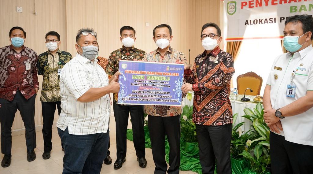 Bupati Kepahiang Serahkan CSR Bank Bengkulu Berupa Mesin Kompos dan Paket Sembako