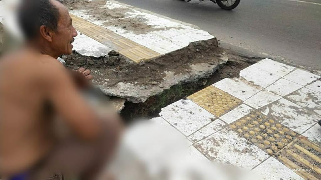 Guiding Block di Jalan Menuju Bandara Fatmawati Dibangun Asal-asalan