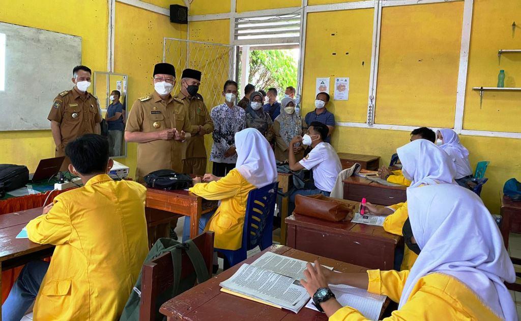 Tinjau PTMT, Gubernur Rohidin Ingatkan Sekolah Tetap Terapkan Prokes Ketat