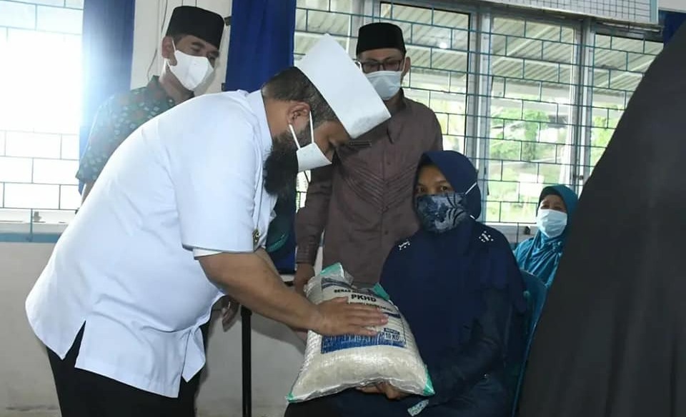 Salurkan Beras PKHD, Hari Libur Helmi Tetap Melayani