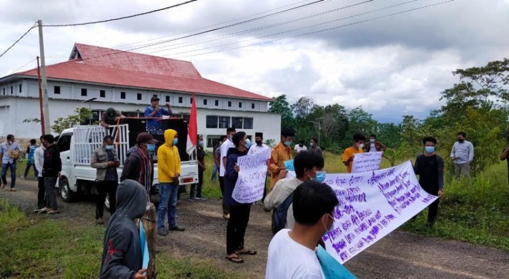 Warga Benteng Gelar Demo di Kejari Desak Dua Kasus Segera Tuntas