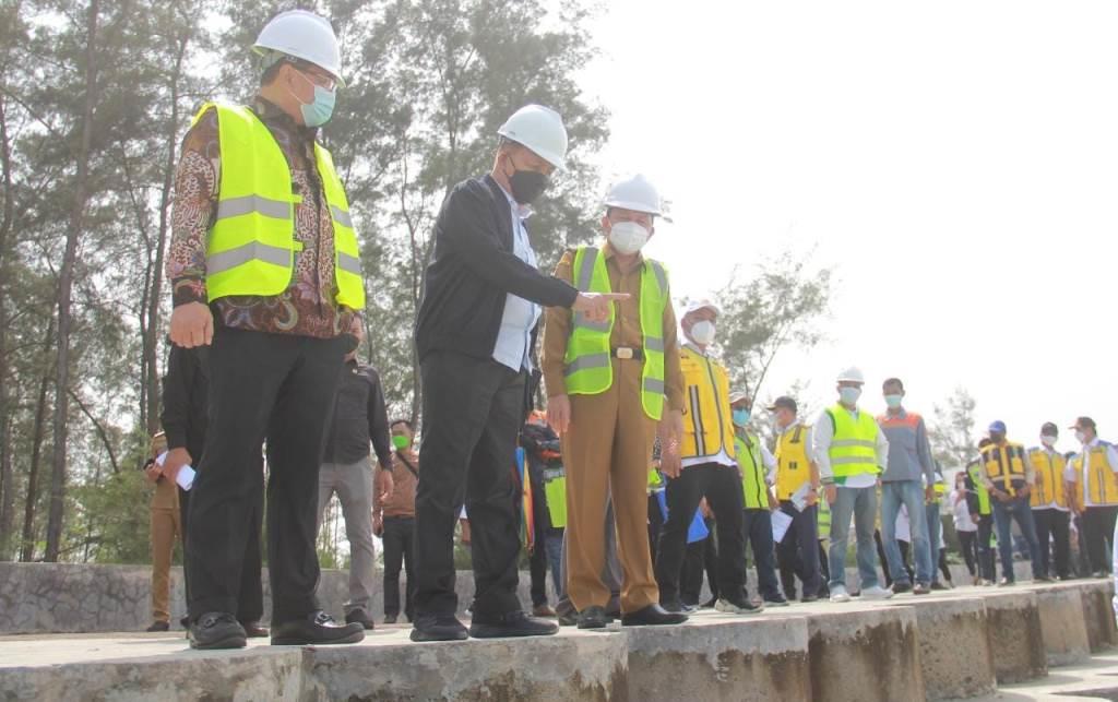 Komisi V DPR RI Tinjau Pembangunan Pengaman Pantai Panjang Bengkulu