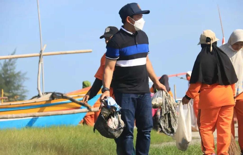 Sambut HUT TNI AL ke-76, Gotong Royong Merdekakan Tapak Paderi dari Sampah