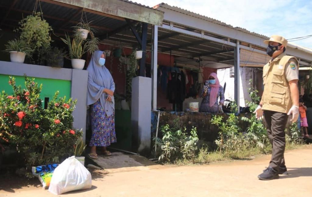 Wawali Antarkan Langsung Paket Sembako Untuk Isoman