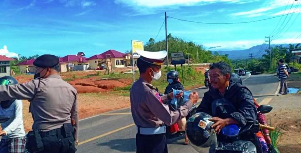 Cegah Covid-19, Polres Benteng Bagikan Masker ke Pengendara