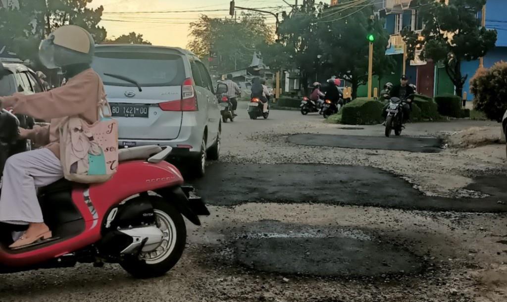 Dinas PUPR Bengkulu Utara Tambal Jalan Berlubang Cegah Kecelakaan