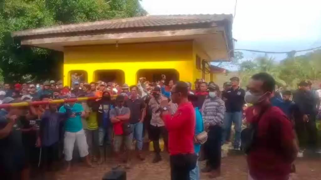 Warga Ketahun Kepung dan Tutup PT. Pamor Ganda