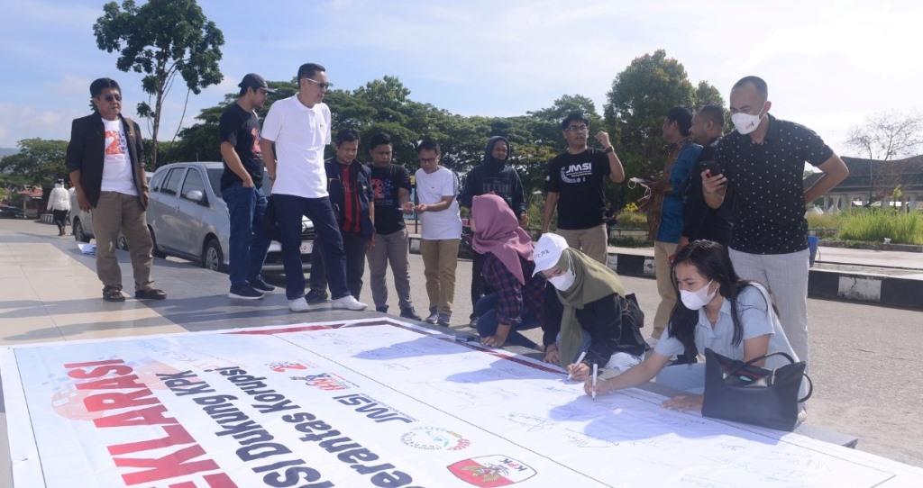 Aksi Seribu Tandatangan JMSI Dukung KPK