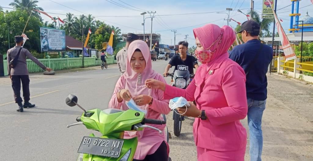 Bagi Masker Polsek Mukomuko Selatan, Ajak Warga Taat Prokes dan Ikut Vaksin