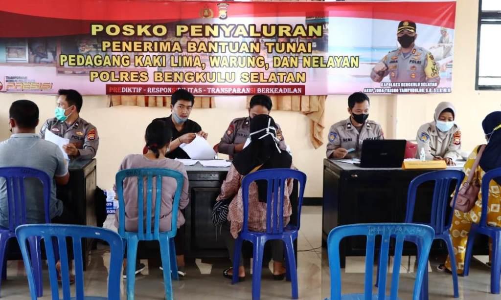 Polres BS Salurkan Bantuan Tunai untuk PKL, Warung dan Nelayan