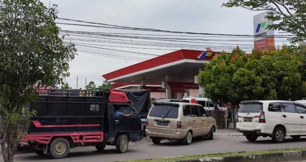 Antrean Solar di SPBU Kembang Seri Berujung Pengeroyokan