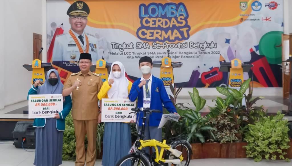 Jawab Pertanyaan Gubernur Rohidin Peserta LCC Dapat Sepeda