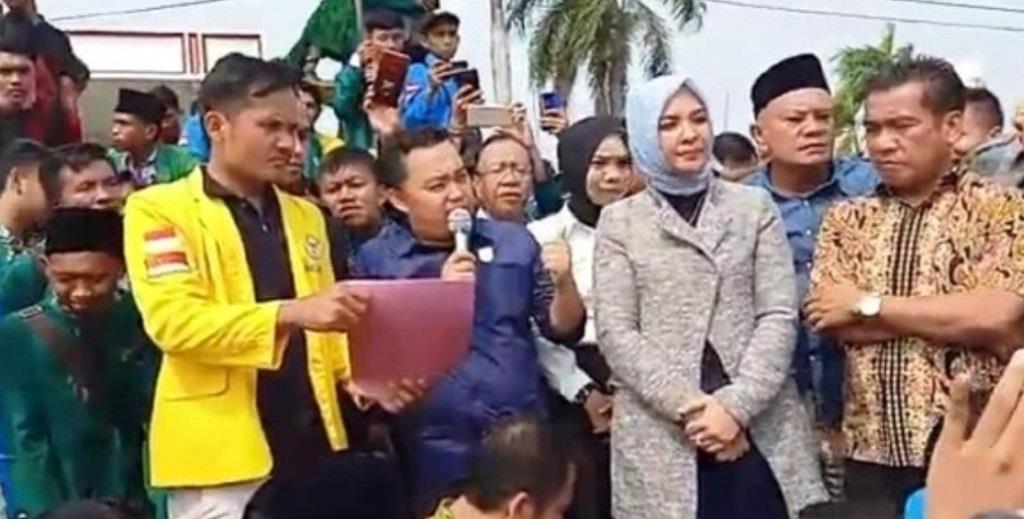 Anggota Dewan Apresiasi Mimbar Bebas Mahasiswa di Kantor DPRD Provinsi Bengkulu