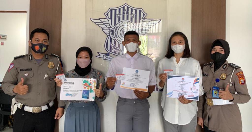 Berprestasi, Tiga Siswa SMA N 1 Mukomuko Dapat SIM Gratis