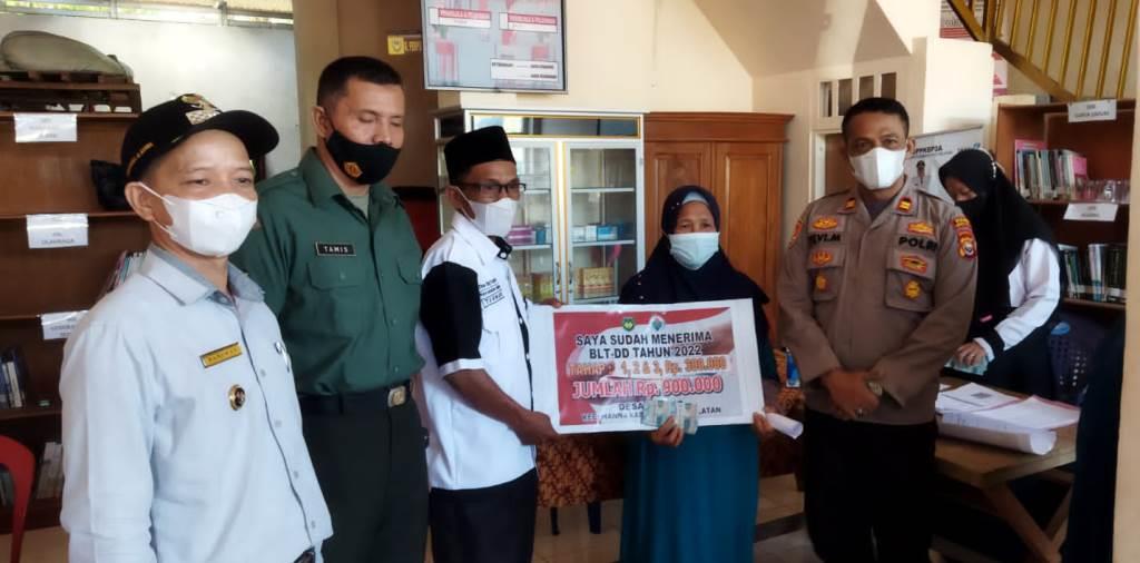 Pemdes Mela’o Salurkan BLT-DD Tahun 2022 Sekaligus Vaksinasi Covid-19