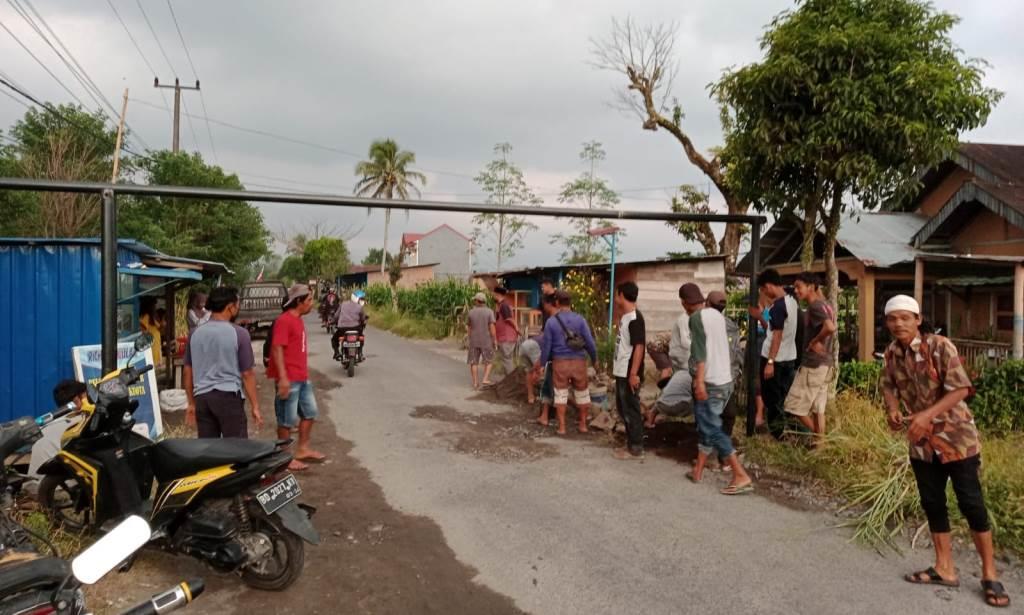 Jalan Sering Dilewati Truk Kelebihan Muatan, Warga Rimbo Recap Pasang Portal dan Gelar Gotong Royong