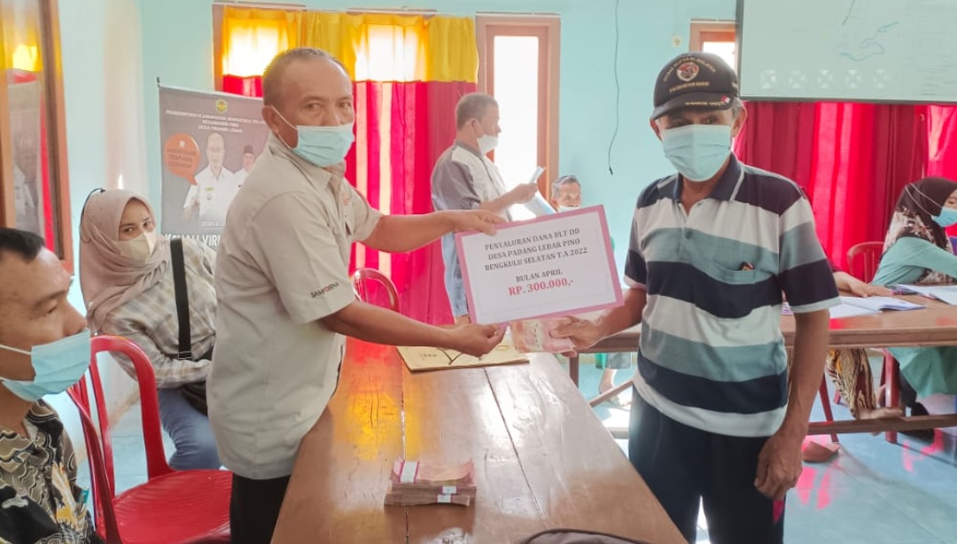 Pemdes Padang Lebar Salurkan BLT DD 2022 Tahap Empat