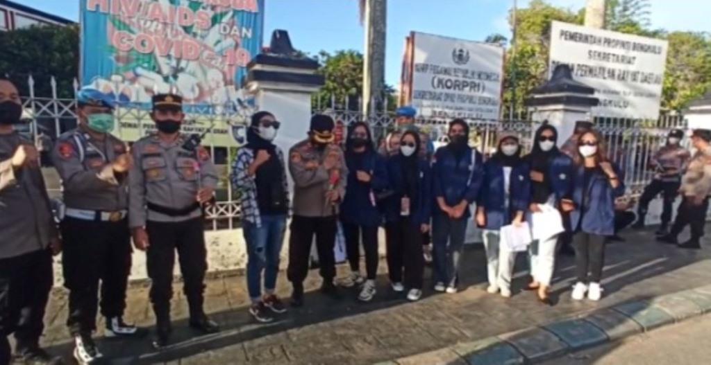 Respect ke Polisi, Massa Aksi Mahasiswa Bengkulu Beri Setangkai Bunga