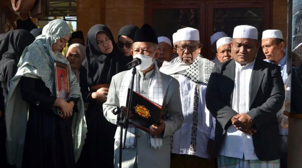 Tangis Gadis Asal Bengkulu Iringi Pemakaman Ipda Imam yang Gugur Saat Demo 11 April