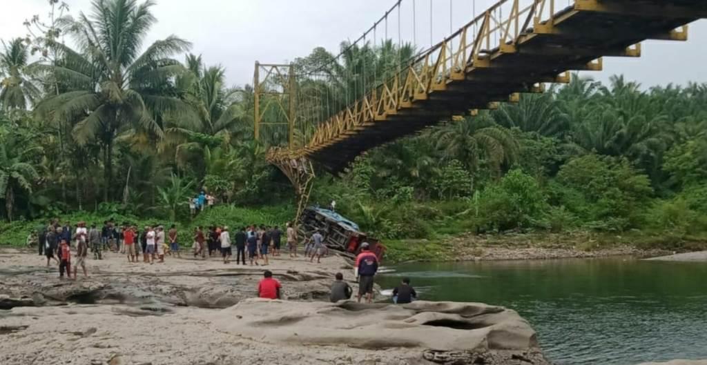 Mobil Jatuh dari Jembatan Gantung Seginim Bengkulu Selatan