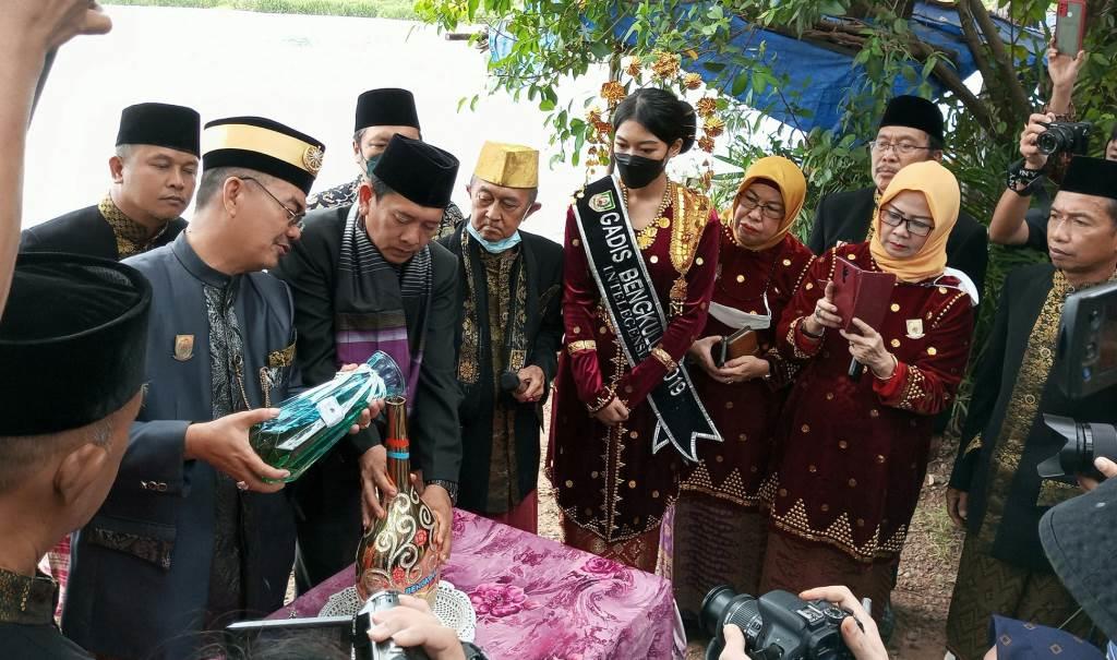 Ketua Komisi II Hadiri Prosesi Pengambilan Air Danau Dendam untuk IKN