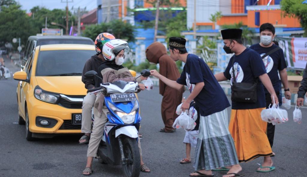 Pemuda Lintas Iman & Sahabat Mahfud Rajut Kebersamaan dengan Takjil