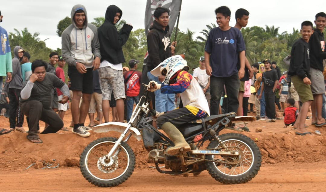 Motor Ojek Sawit Menangkan Kelas Bebek Grasstrack HUT Bhayangkara