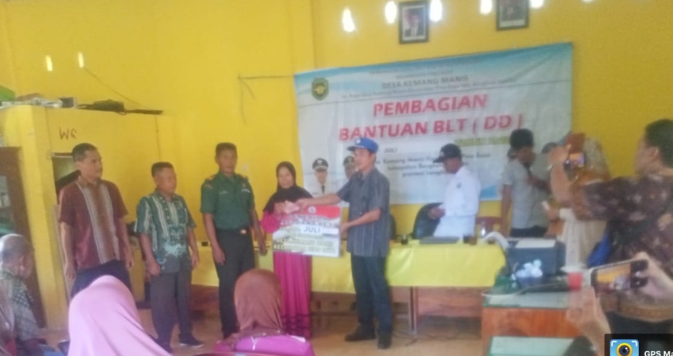 Pemdes Kemang Manis Salurkan BLT DD Bulan Juli 2022